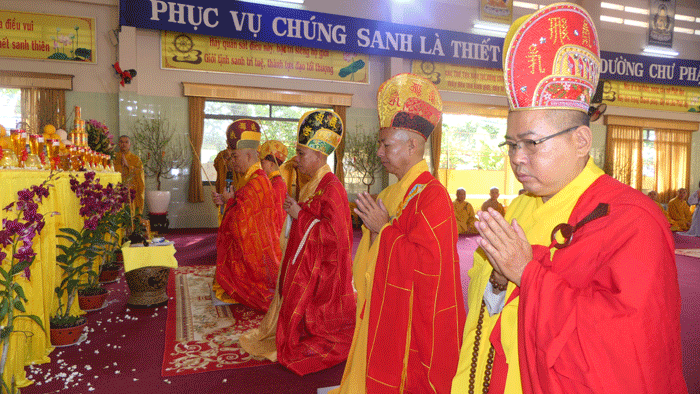 Chư tôn đức niêm hương khai kinh Dược Sư Chư tôn đức niêm hương khai kinh Dược Sư