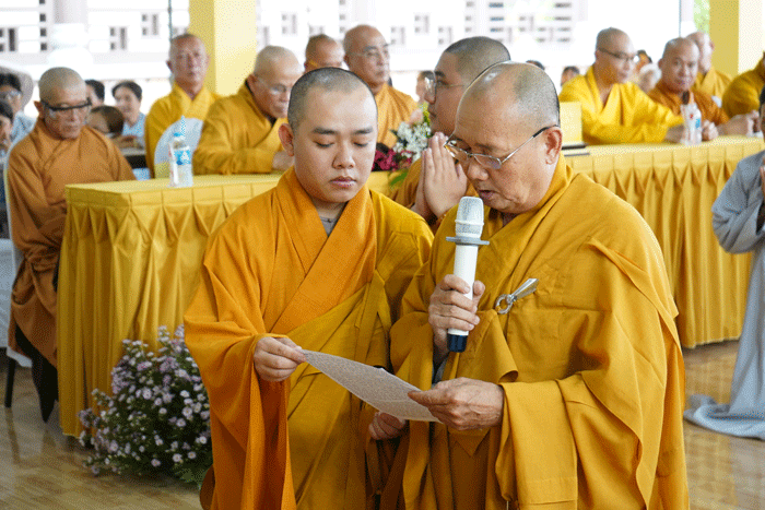 Thượng tọa Thích Thiện Lương phát biểu nhận nhiệm vụ trụ trì chùa Tân Long Thượng tọa Thích Thiện Lương phát biểu nhận nhiệm vụ trụ trì chùa Tân Long
