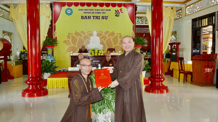Trao quyết định bổ nhiệm trụ trì chùa Bình Linh (X.Bình Tân) đến Đại đức Thích Thiện Lễ Trao quyết định bổ nhiệm trụ trì chùa Bình Linh (X.Bình Tân) đến Đại đức Thích Thiện Lễ