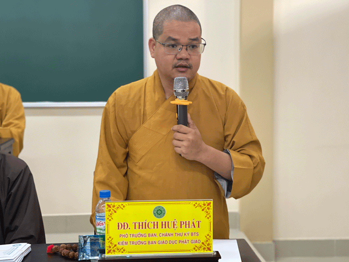 Đại đức Thích Huệ Phát thay mặt Ban Thư ký báo cáo một số hoạt động trọng tâm Đại đức Thích Huệ Phát thay mặt Ban Thư ký báo cáo một số hoạt động trọng tâm