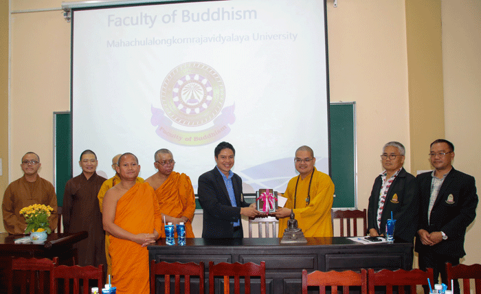 Đại đức Thích Huệ Phát trao quà lưu niệm đến thành viên đoàn Đại đức Thích Huệ Phát trao quà lưu niệm đến thành viên đoàn