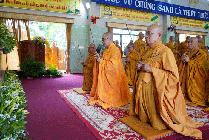 Chư tôn đức niêm hương Tam bảo Chư tôn đức niêm hương Tam bảo