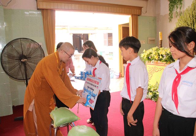 Thượng tọa Thích Quảng Lộc, Trưởng ban Trị sự GHPGVN tỉnh trao học bổng cho các em học sinh Thượng tọa Thích Quảng Lộc, Trưởng ban Trị sự GHPGVN tỉnh trao học bổng cho các em học sinh