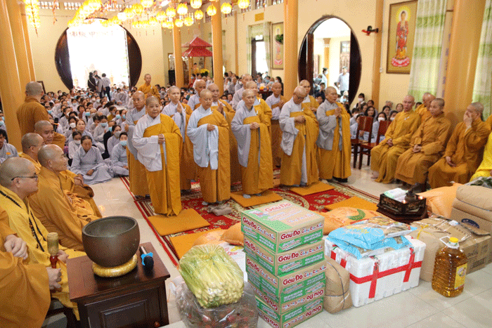 Chư Ni tác bạch cúng dường trường hạ