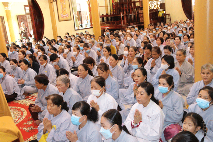 Các Phật tử tháp tùng cúng dường trường hạ