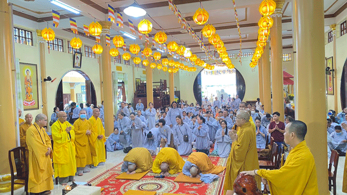 Đại diện đoàn đảnh lễ Tam bảo Đại diện đoàn đảnh lễ Tam bảo