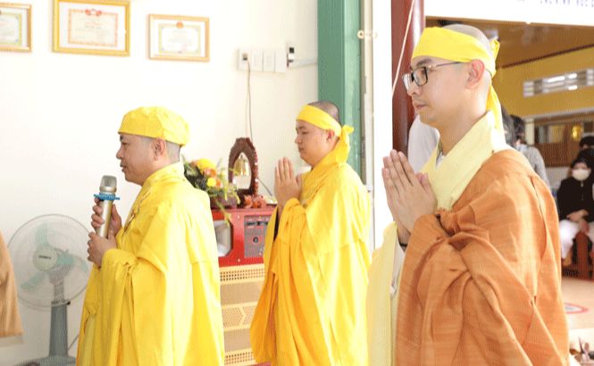 Đại diện môn đồ pháp quyến dâng lời tác bạch cúng dường Đại diện môn đồ pháp quyến dâng lời tác bạch cúng dường