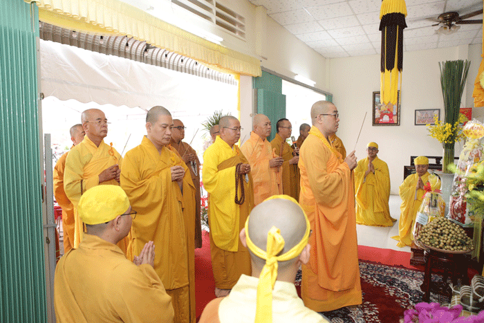 Thượng tọa Thích Quảng Lộc cùng chư tôn đức thành kính niêm hương tưởng niệm Thượng tọa Thích Quảng Lộc cùng chư tôn đức thành kính niêm hương tưởng niệm