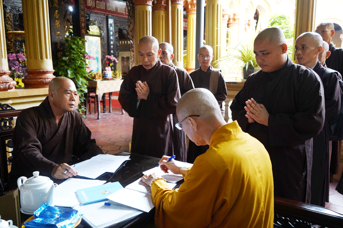 Giới tử đăng ký nhập chúng tại đạo tràng chùa Vĩnh Tràng