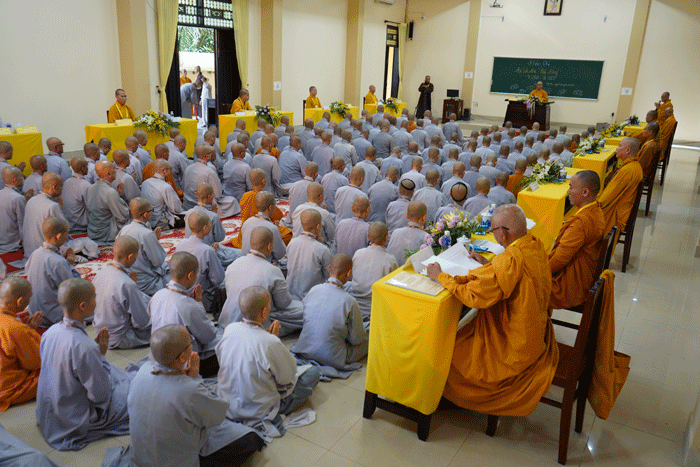 Giới tử lắng nghe lời sách tấn của Thượng tọa Chánh Chủ khảo