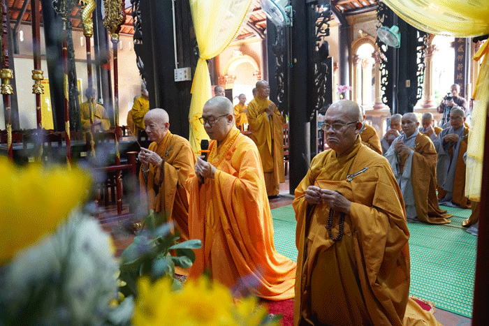 Thượng tọa Thích Quảng Lộc chủ trì nghi thức niêm hương bạch Tổ