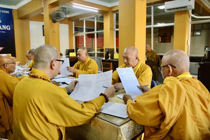 Ban Giám khảo chấm thi