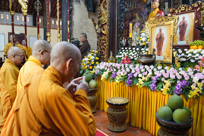 Đảnh lễ trước di ảnh Tổ sư Huệ Đăng, cung thỉnh di ảnh ngài đến giới đàn Ni