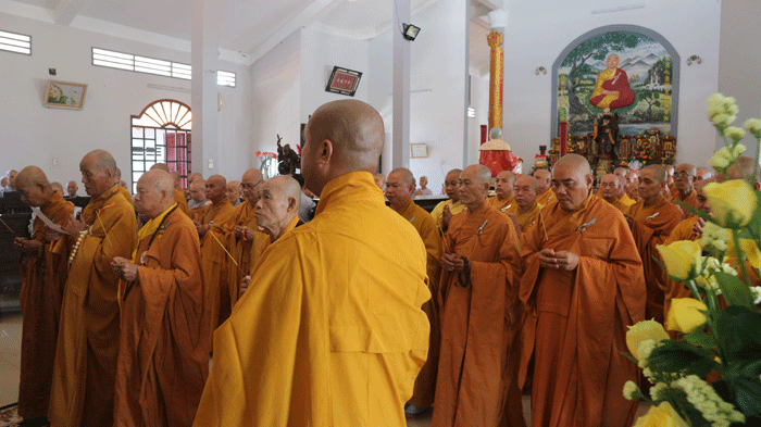 Chư tôn đức thắp hương tưởng niệm húy kỵ lần thứ 13 Hòa thượng Thích Viên Thông Chư tôn đức thắp hương tưởng niệm húy kỵ lần thứ 13 Hòa thượng Thích Viên Thông