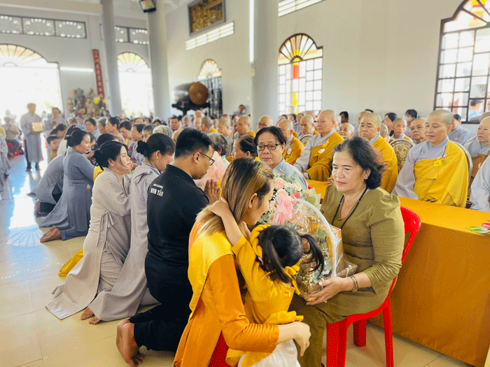 Phật tử dâng quà lên đấng sinh thành Phật tử dâng quà lên đấng sinh thành