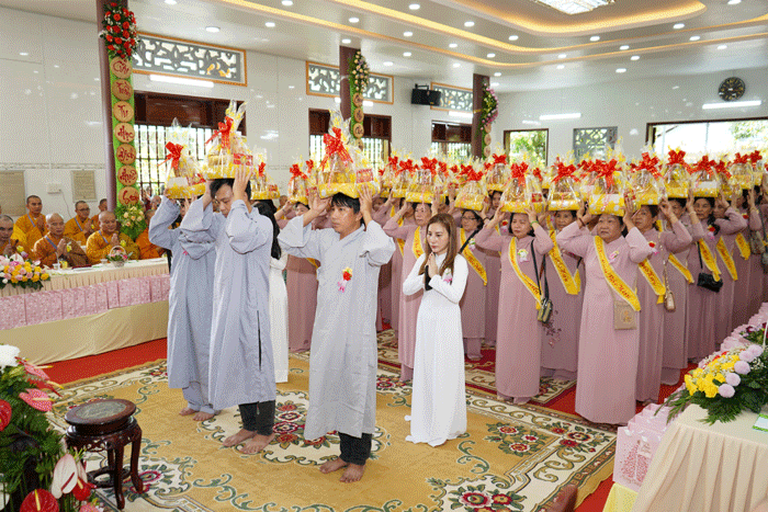 Phật tử cúng dường ca-sa Phật tử cúng dường ca-sa