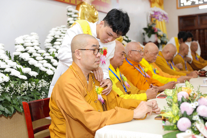 Cài hoa hồng Vu lan lên huỳnh y lên chư tôn đức Cài hoa hồng Vu lan lên huỳnh y lên chư tôn đức