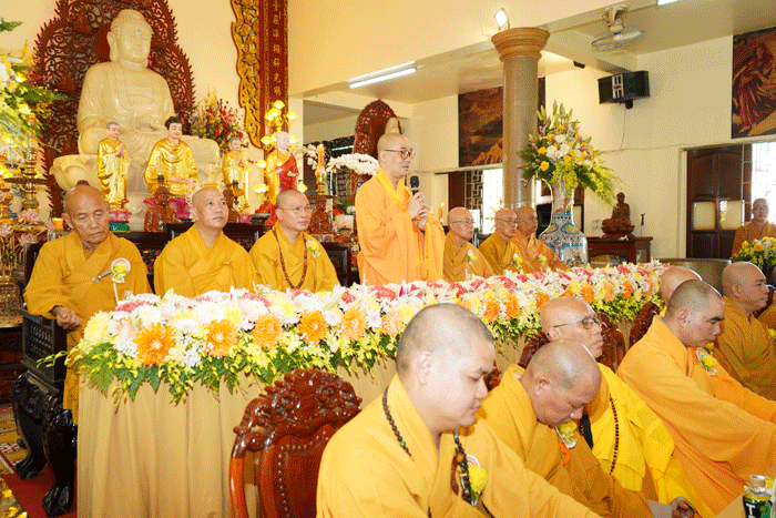 Thượng tọa Thích Quảng Lộc ban đạo từ tại buổi lễ Thượng tọa Thích Quảng Lộc ban đạo từ tại buổi lễ