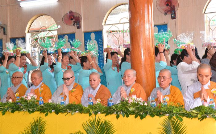 Phật tử nhiễu y cúng dường