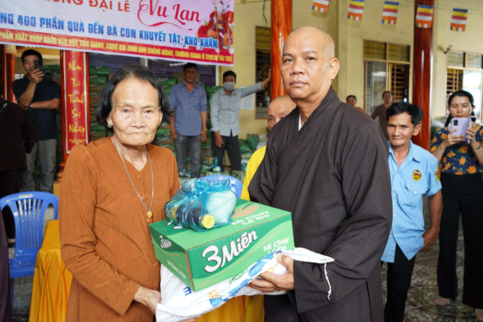 Thượng tọa Thích Trung Chánh trao quà Vu lan đến hộ nghèo Thượng tọa Thích Trung Chánh trao quà Vu lan đến hộ nghèo