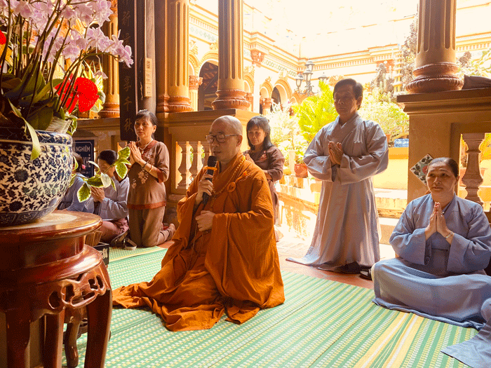 Thượng tọa Thích Quảng Lộc thay mặt Ban Trụ trì tổ đình Vĩnh Tràng tác bạch cúng dường Thượng tọa Thích Quảng Lộc thay mặt Ban Trụ trì tổ đình Vĩnh Tràng tác bạch cúng dường