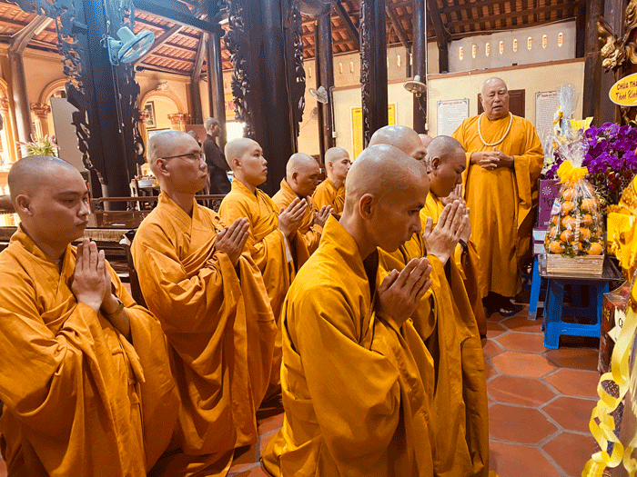 Tăng Ni sinh khóa VIII lễ báo ân đức tôn sư Tăng Ni sinh khóa VIII lễ báo ân đức tôn sư