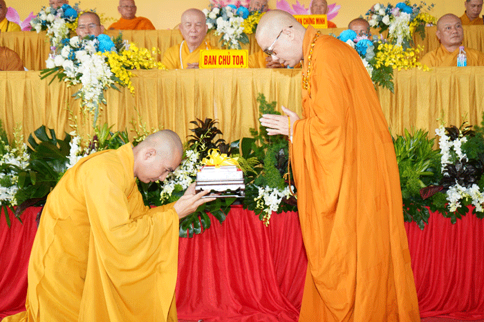 Thượng tọa Thích Quảng Lộc trao khuôn dấu Thượng tọa Thích Quảng Lộc trao khuôn dấu