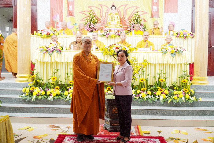 Bà Bùi Thị Mai trao quyết định đến Thượng tọa Thích Quảng Lộc Bà Bùi Thị Mai trao quyết định đến Thượng tọa Thích Quảng Lộc
