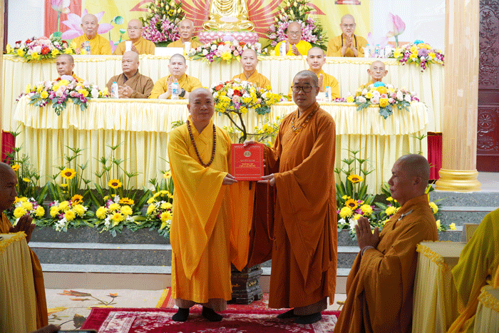 Thượng tọa Thích Quảng Lộc trao quyết định thành lập chùa đến Thượng tọa Thích Nhuận Đức Thượng tọa Thích Quảng Lộc trao quyết định thành lập chùa đến Thượng tọa Thích Nhuận Đức