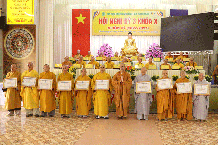 Ban Trị sự GHPGVN tỉnh Tiền Giang tặng Bằng Công đức cho tập thể và các cá nhân