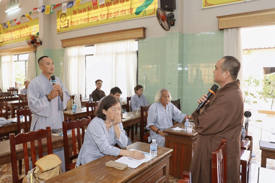 Thượng tọa Thích Tâm Hải trao đổi với học viên tại khóa bồi dưỡng về thông tin, truyền thông