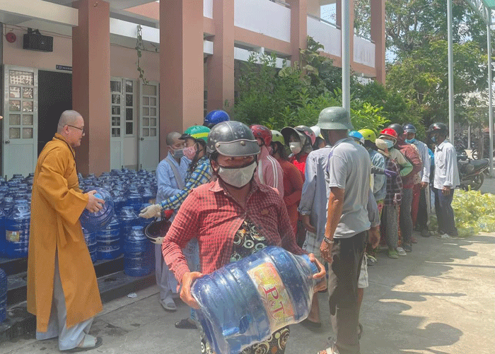 Đại đức Thích Lệ Từ, trụ trì chùa Phước Sơn tặng nước ngọt đến bà con Đại đức Thích Lệ Từ, trụ trì chùa Phước Sơn tặng nước ngọt đến bà con