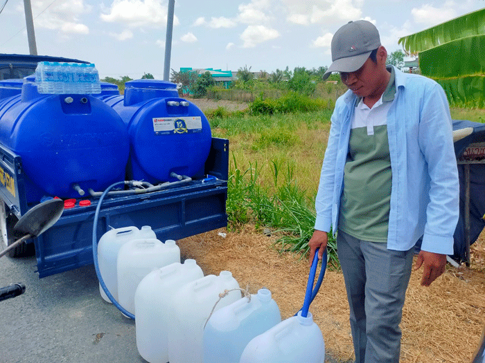 Chuyển nước ngọt đến cho bà con vùng hạn mặn H.Gò Công Chuyển nước ngọt đến cho bà con vùng hạn mặn H.Gò Công