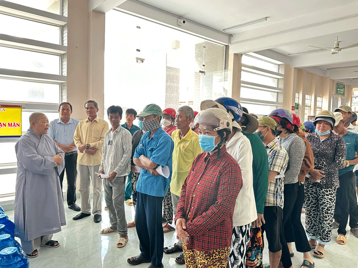 Ni trưởng Thích nữ Tịnh Nghiêm động viên bà con vượt qua khó khăn Ni trưởng Thích nữ Tịnh Nghiêm động viên bà con vượt qua khó khăn