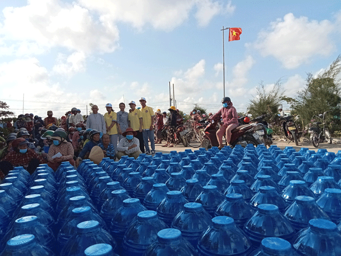 Phân ban Ni giới tỉnh Tiền giang tặng nước ngọt đến bà con vùng nhiễm mặn Phân ban Ni giới tỉnh Tiền giang tặng nước ngọt đến bà con vùng nhiễm mặn