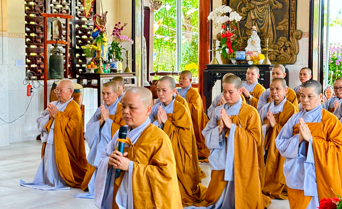 Đại diện hành giả Ni báo cáo tình hình tu học trong ba tháng an cư Đại diện hành giả Ni báo cáo tình hình tu học trong ba tháng an cư