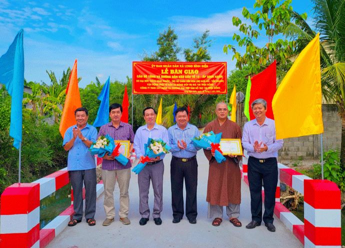 UBND xã Long Bình Điền tặng Giấy khen đến các nhà tài trợ UBND xã Long Bình Điền tặng Giấy khen đến các nhà tài trợ