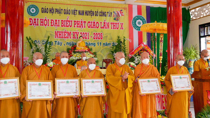 Tập thể, cá nhân tiêu biểu nhận Bằng tuyên dương công đức Tập thể, cá nhân tiêu biểu nhận Bằng tuyên dương công đức