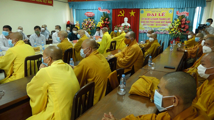 Chư tôn đức và đại biểu theo dõi đại lễ qua màn hình trực tiếp Chư tôn đức và đại biểu theo dõi đại lễ qua màn hình trực tiếp