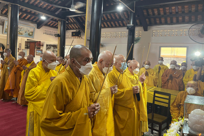 Chư tôn đức thắp hương tưởng niệm Chư tôn đức thắp hương tưởng niệm