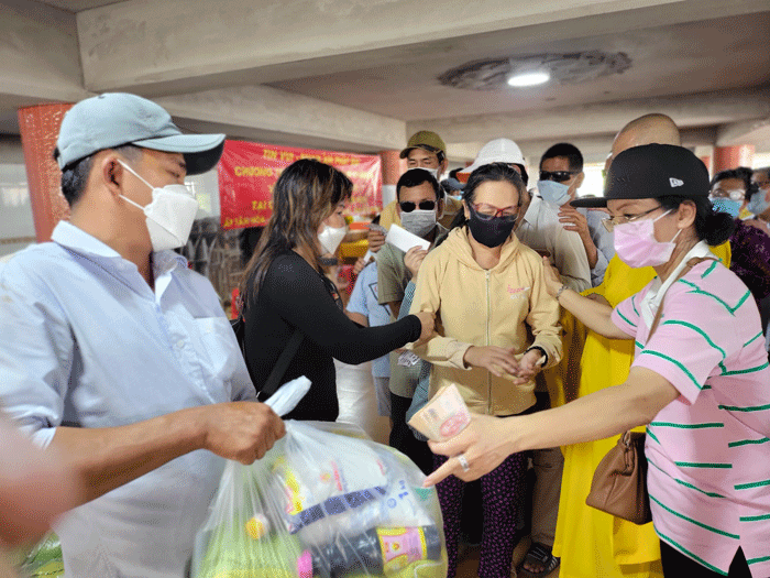 Tận tay trao quà đến bà con khiếm thị