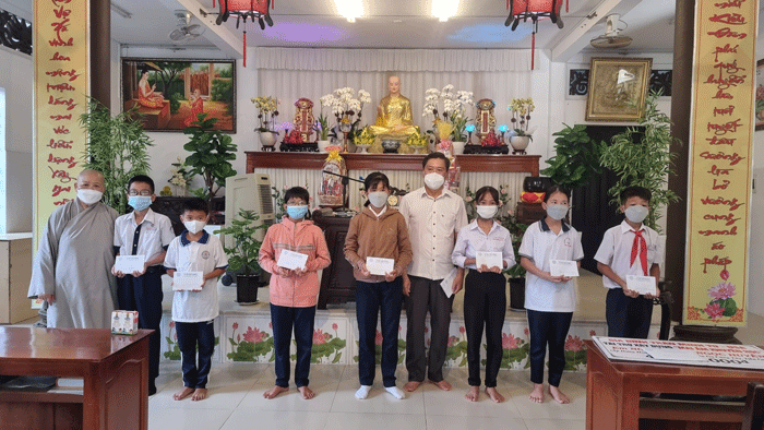 Ni trưởng Thích nữ Tịnh Nghiêm trong buổi trao học bổng cho các em học sinh Ni trưởng Thích nữ Tịnh Nghiêm trong buổi trao học bổng cho các em học sinh