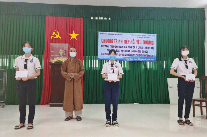 Trao 109 suất học bổng cho các em học sinh Trao 109 suất học bổng cho các em học sinh