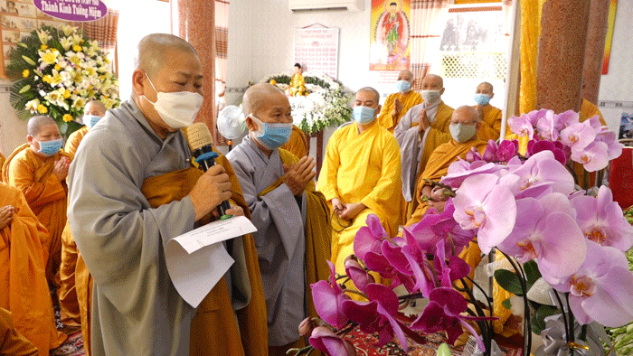 Ni trưởng Thích nữ Tịnh Nghiêm dâng lời tưởng niệm của Phân ban Ni giới tỉnh Ni trưởng Thích nữ Tịnh Nghiêm dâng lời tưởng niệm của Phân ban Ni giới tỉnh