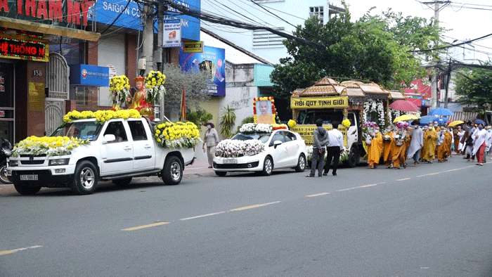 Cung tiễn kim quan Ni trưởng Thích nữ Nhan Liên đến nơi trà-tỳ Cung tiễn kim quan Ni trưởng Thích nữ Nhan Liên đến nơi trà-tỳ