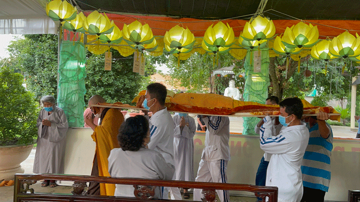 Cung thỉnh nhục thân Thượng tọa đến Giác linh đường nhập kim quan