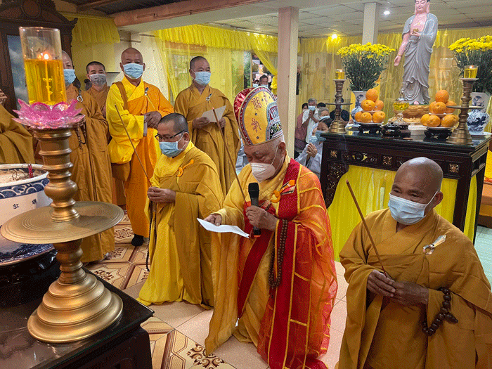 Chư tôn đức thực hiện nghi thức nhập kim quan