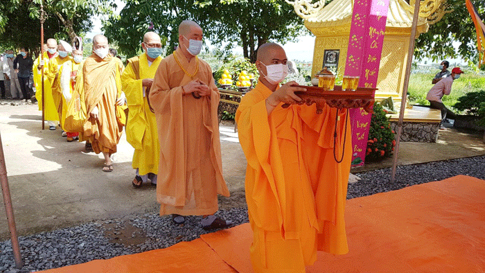 Cung thỉnh kim quan nhập bảo tháp tại khuôn viên chùa Thiên Phước