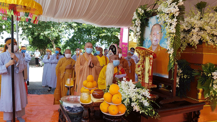 Thực hiện nghi thức nhập kim quan vào bảo tháp