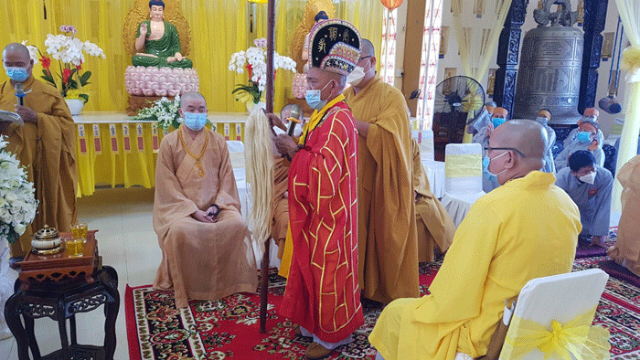 Thực hiện nghi thức phất trần cung thỉnh kim quan